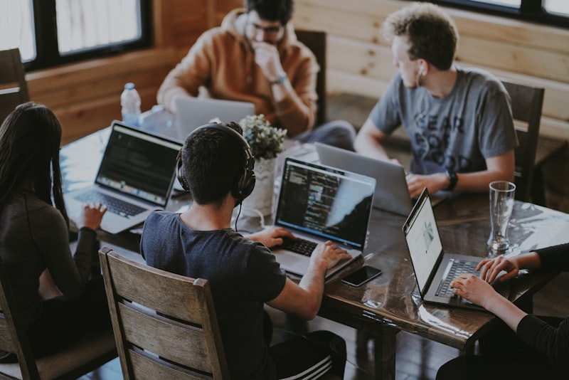 Notre équipe travaillant sur le montage d'un projet vidéo éducatif